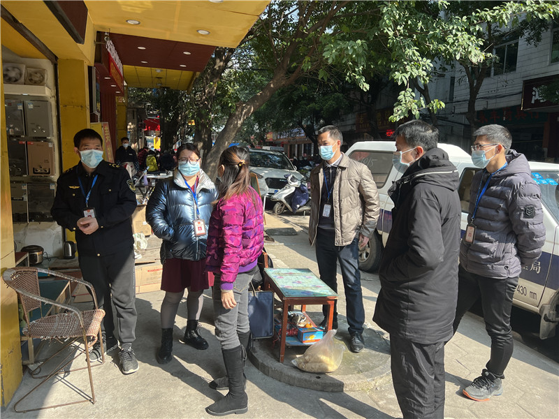 2月25日，云浮市局、羅定局執(zhí)法人員到銷售燃氣具商戶開展執(zhí)法的現(xiàn)場.jpg