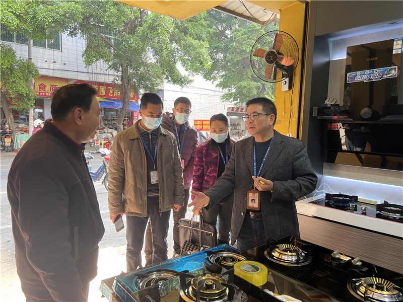 圖為云浮市局、羅定局執(zhí)法人員到燃氣具銷售商戶開展執(zhí)法的現(xiàn)場.jpg