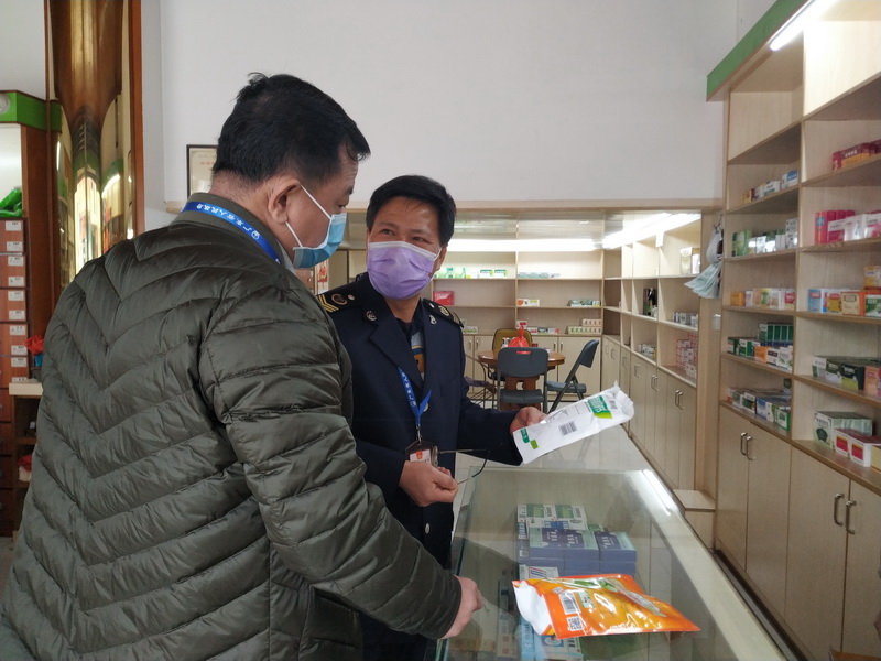 2-圖為梁恒同志到藥品經(jīng)營(yíng)企業(yè)開展疫情防控藥品質(zhì)量檢查.jpg